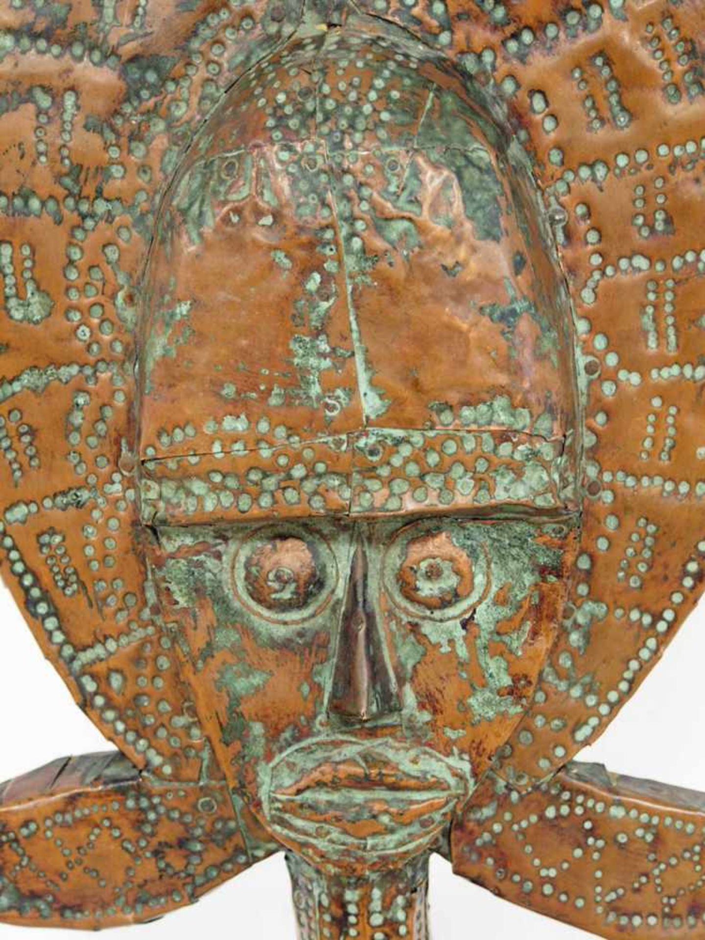 Bakota-ReliquienstatueHolz, geschnitzt, gehämmertes Bronzeblech, Kongo 20. Jh., Höhe 72 cm- - -25.00 - Bild 2 aus 2