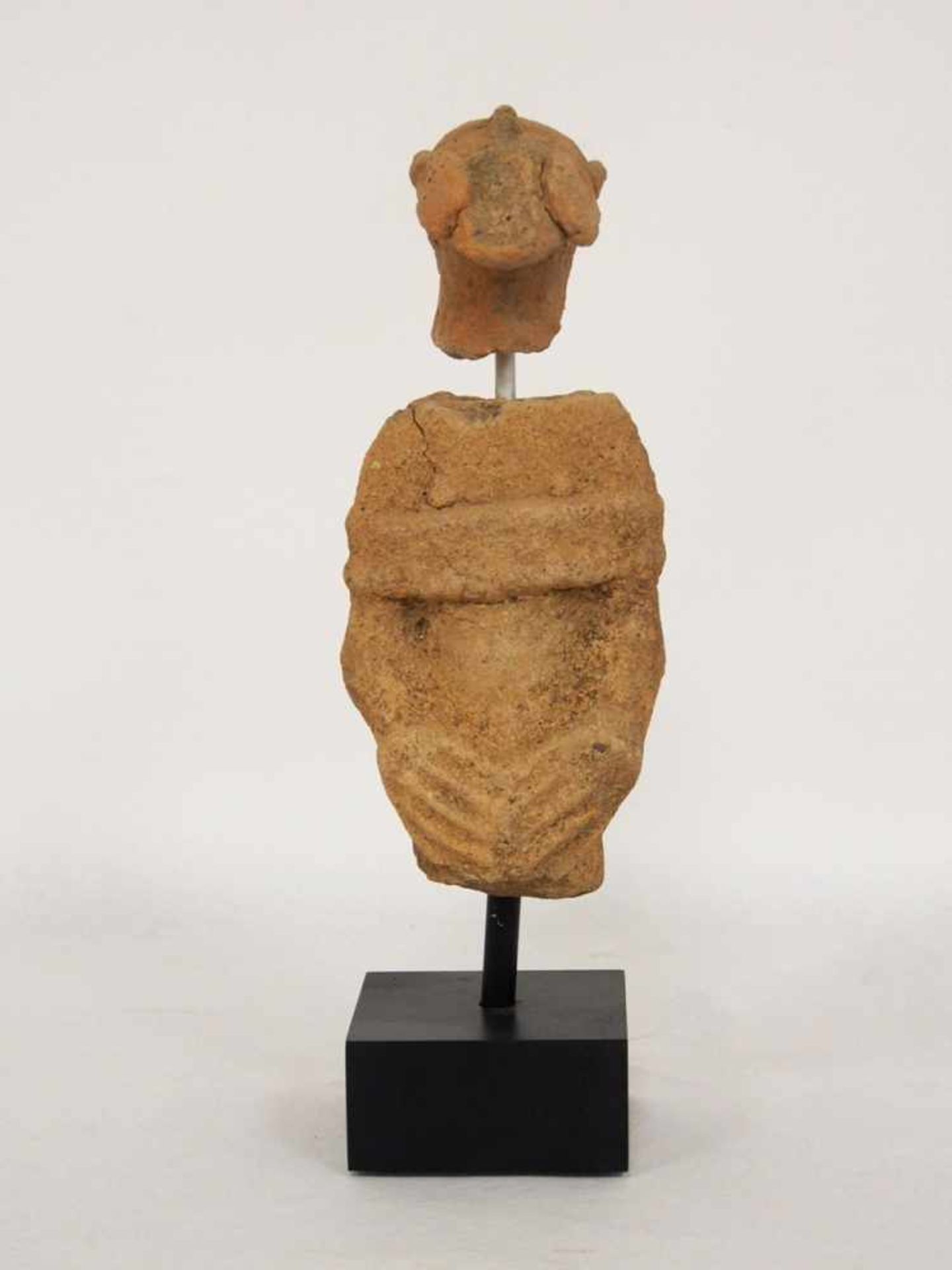 Torso einer weiblichen Figur mit Brustband und OhrschmuckBankoni, Mali 12.-19. Jahrhundert, Höhe