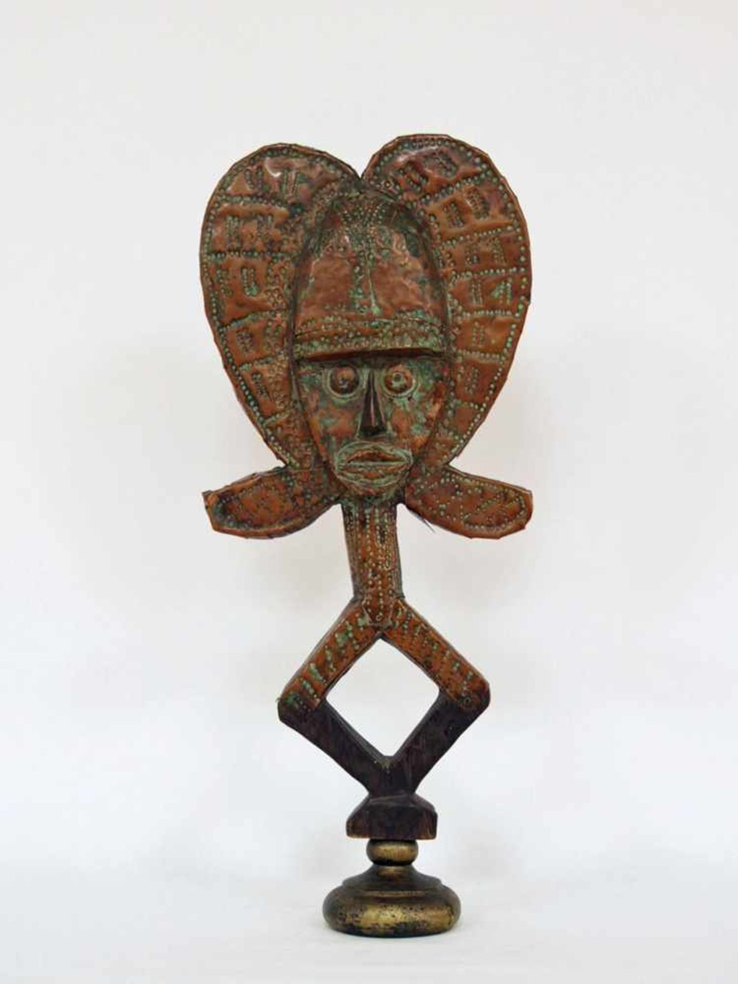 Bakota-ReliquienstatueHolz, geschnitzt, gehämmertes Bronzeblech, Kongo 20. Jh., Höhe 72 cm- - -25.00