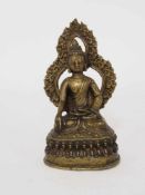 Thronender Buddha mit MandorlaBronze, Sockelplatte Kupfer, Tibet 19. Jahrhundert, Höhe 18,5 cm- - -