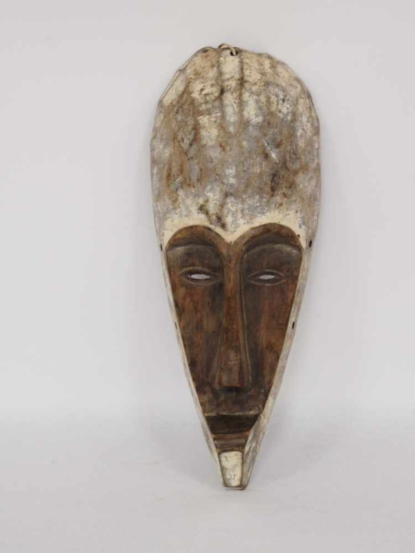 Pangwe- MaskeHolz, geschnitzt, Reste von Weissfassung, Kamerun / Gabun 20. Jahrhundert, Höhe 36