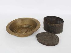 BettlerschaleBronze, Benin 19. Jahrhundert, Höhe 5 cm, Durchmesser 26 cm; Deckeldose, Bronze, Höhe