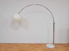 Bogenlampeverchromtes Gestell, Marmorfuss, Kunststoffschirm, 180 x 174 cm, um 1980- - -25.00 %
