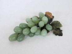 WeintraubenJade, China 20. Jahrhundert, Länge 22 cm- - -25.00 % buyer's premium on the hammer price,