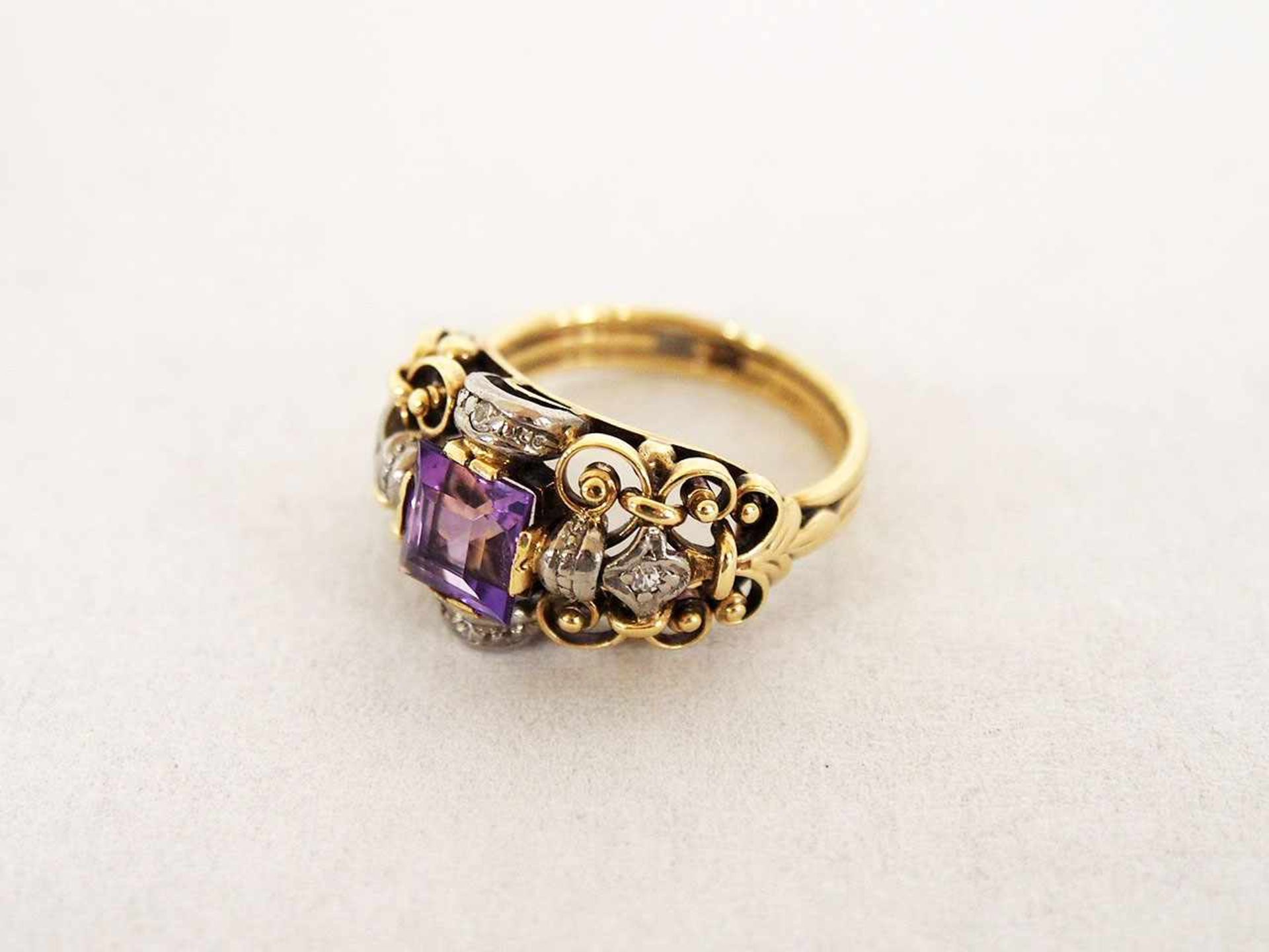 Damenring750er Gelbgold, Amethyst, Brillanten, Deutsch, um 1900, Ringgröße 52, Gewicht 6 g- - -25.00