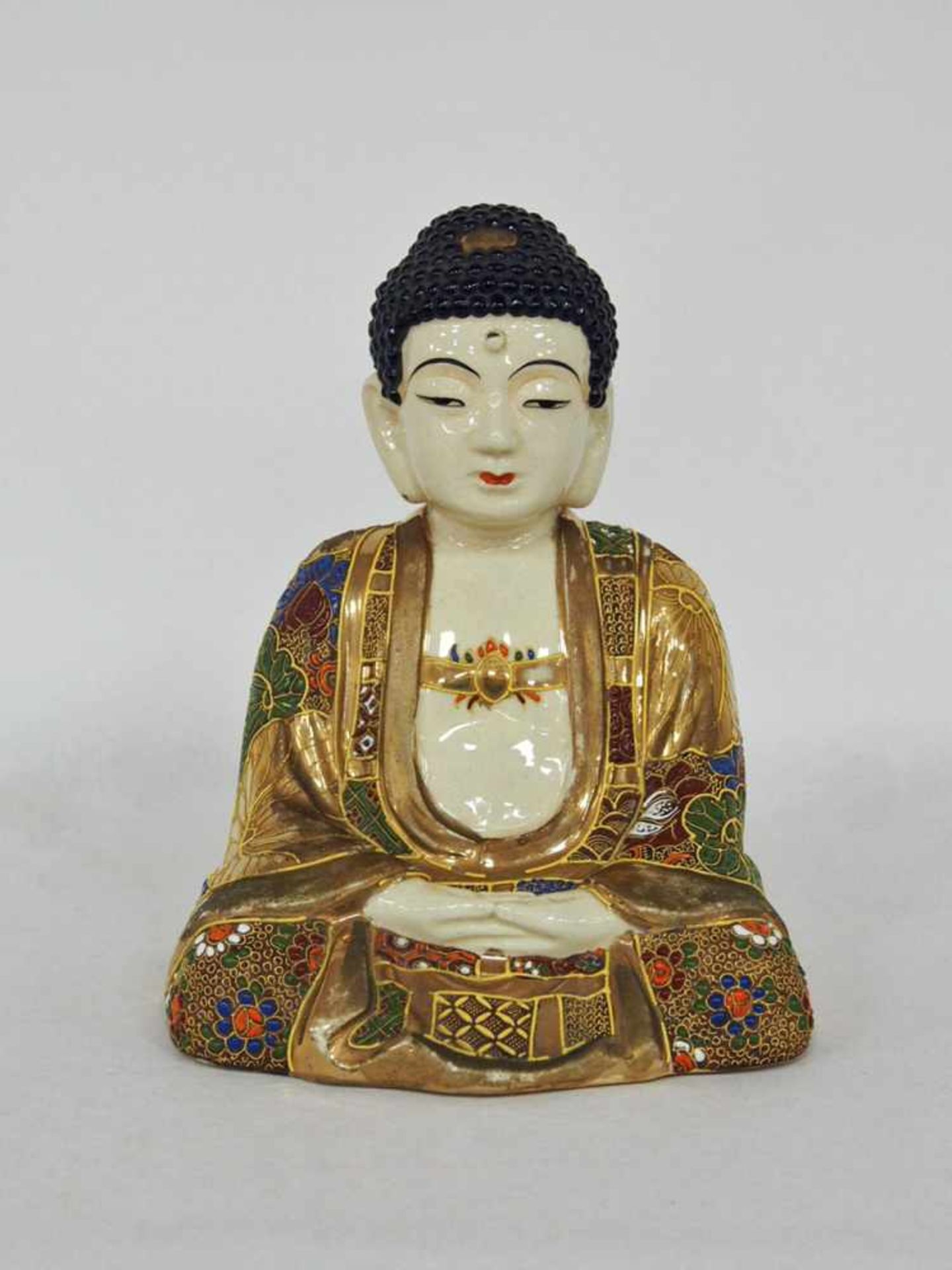 BuddhaPorzellan, bemalt und vergoldet, bodenseitig signiert, Japan, um 1900, Höhe 23 cm- - -25.