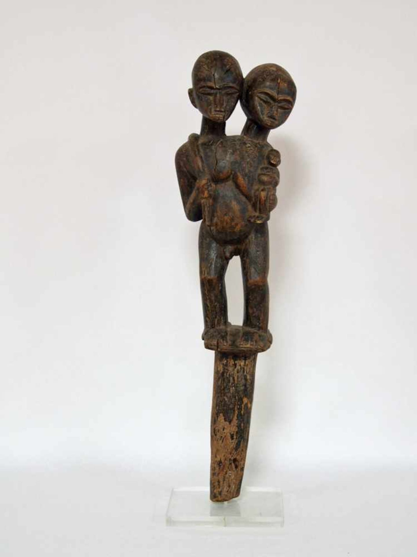 Stab mit ZwillingsfigurHolz, geschnitzt, Dogon, Mali, 1. Hälfte 20. Jahrhundert, Höhe 94 cm- - -25.