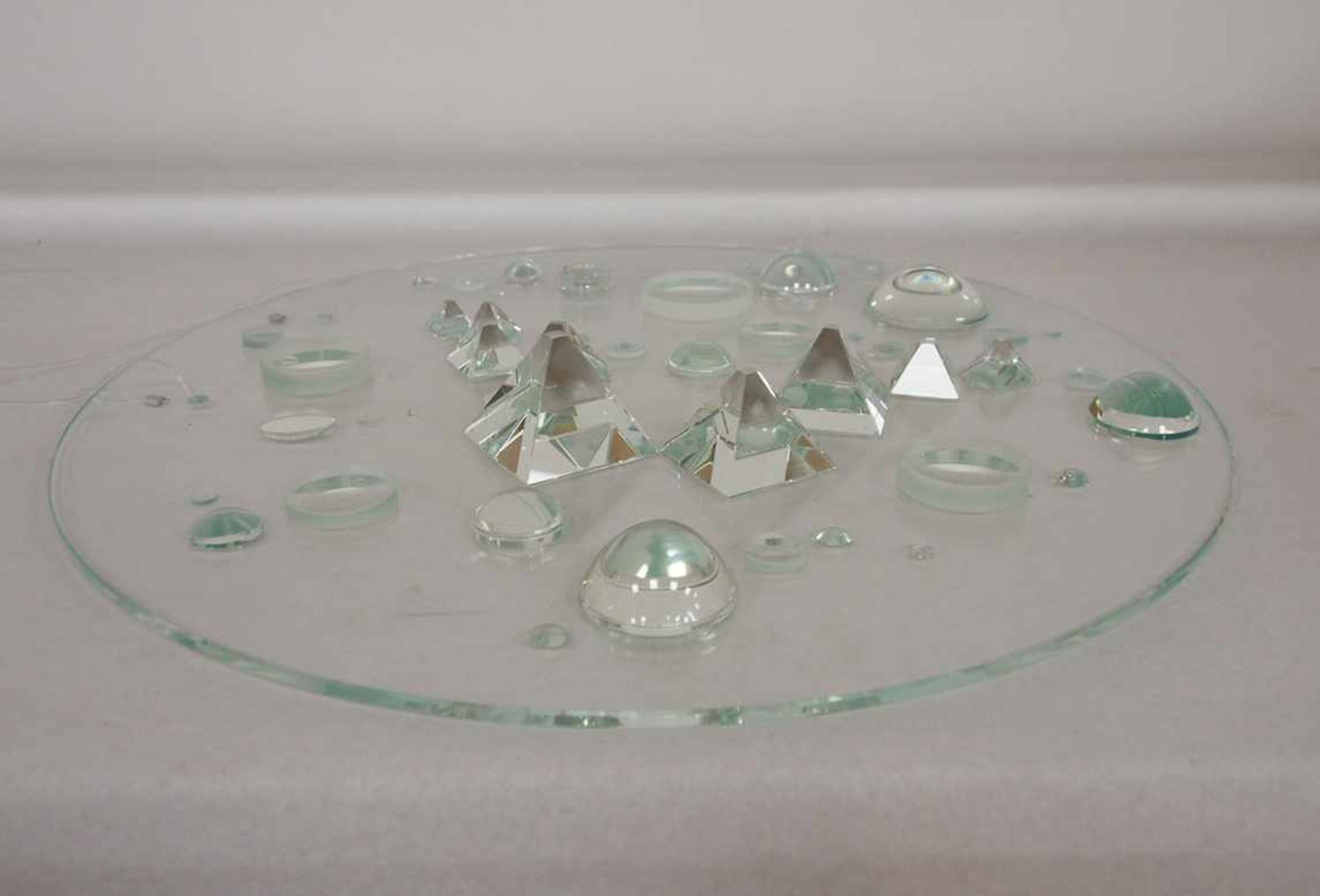 BAUERMEISTER, Mary*1934Ohne TitelPrismenscheibe, Glas, Linsen, 32 Prismen, 9 Pyramiden, 2002, - Bild 3 aus 4