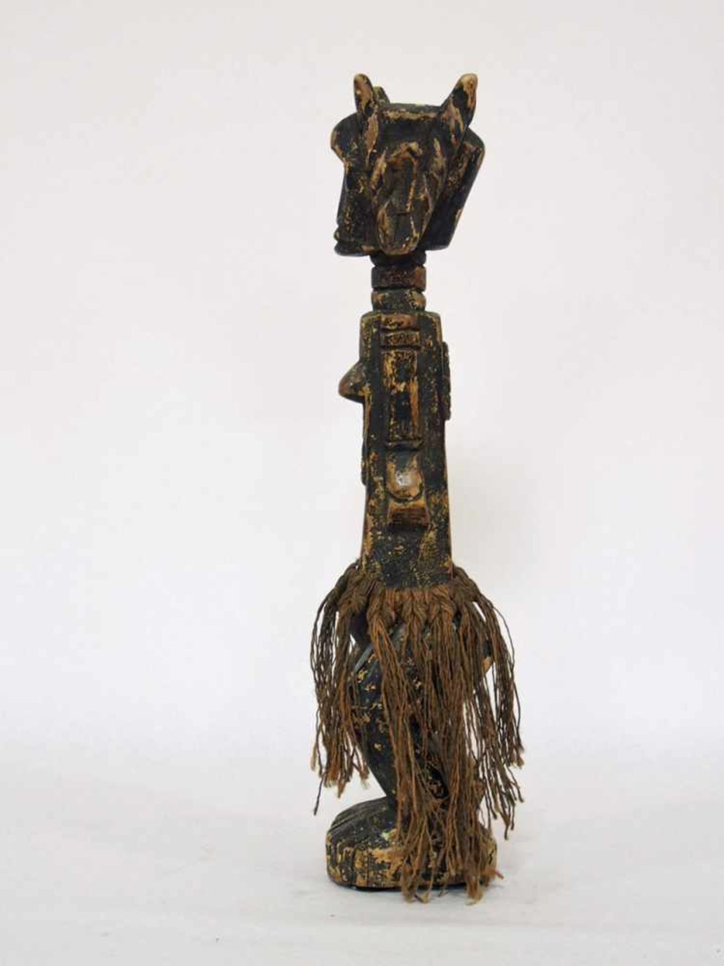Kleine KultfigurHolz, geschnitzt, scharz gefasst, Hanfbehang, Bena Lulula, Kongo, 1. Hälfte 20. - Bild 2 aus 2