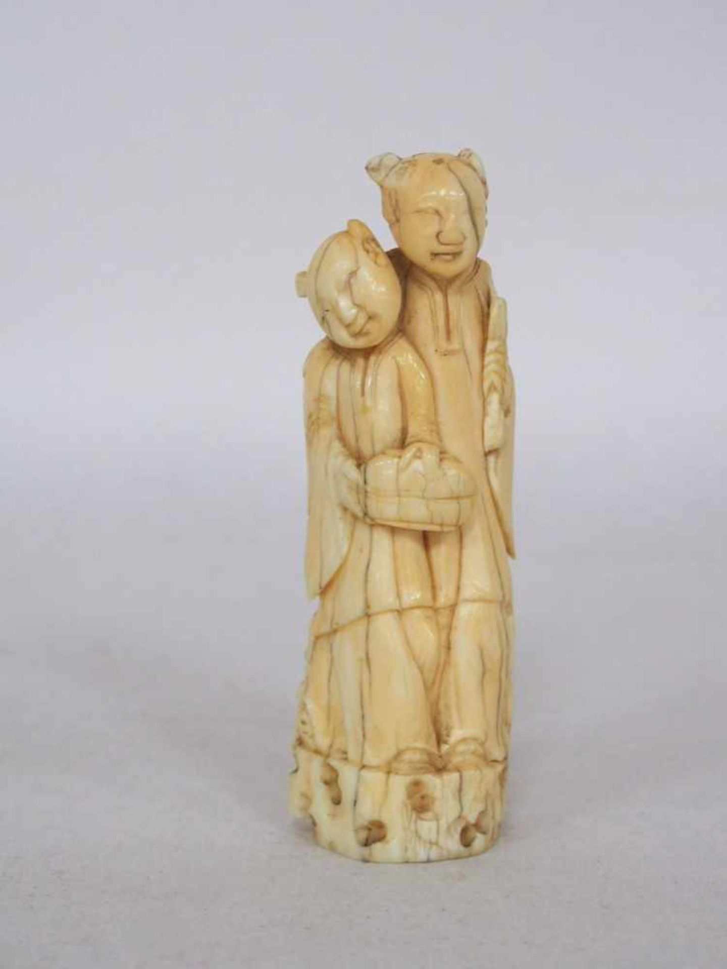 Mutter und TochterElfenbein, vollrund geschnitzt, China 19. Jahrhundert, Höhe 11 cm (ein