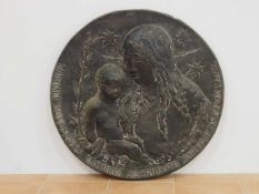 BÜCKER, Heinrich Gerhard1922-2008Plakette "Maria mit Kind"Bronze, signiert, und datiert unten