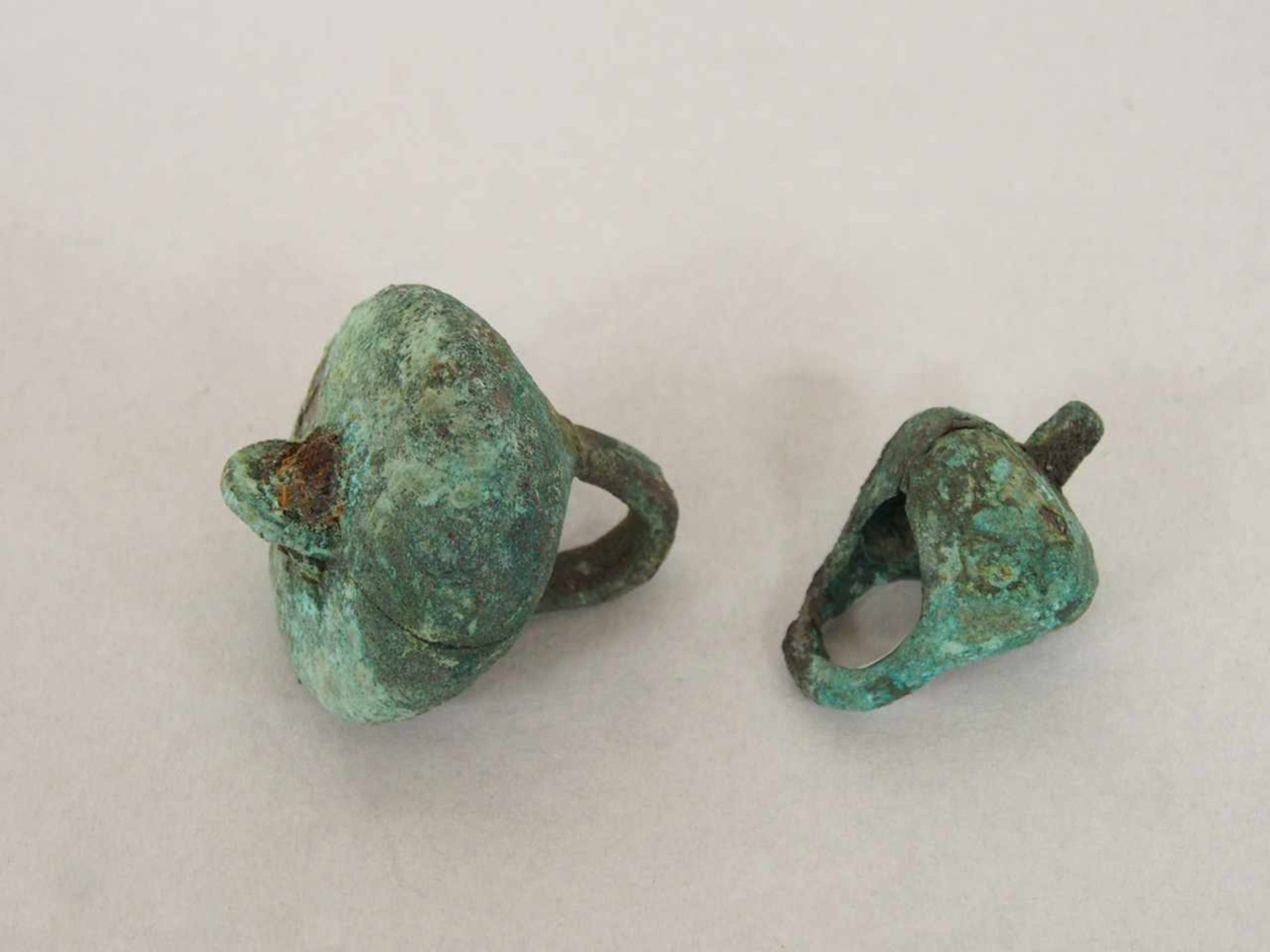 Zwei BronzeringeNigerbogen, Mali, 18. / 19. Jahrhundert, Höhe bis zu 6 cm; Privatsammlung Bergisch-