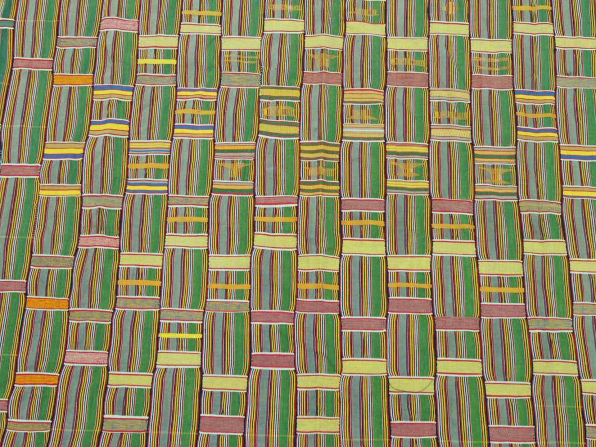 Kente-Stoff, Ghana 20. Jahrhundert, 257 x 178 cm- - -25.00 % buyer's premium on the hammer price, - Bild 2 aus 3