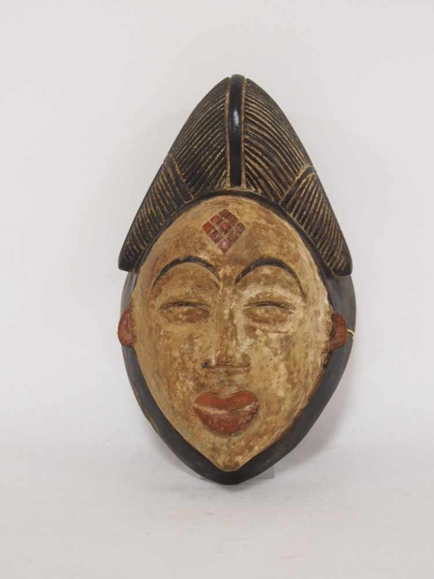 Mukuje-MaskeHolz, geschnitzt, farbig gefasst, Punu, Gabun 20. Jahrhundert, Höhe 27 cm (aus dem