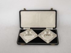 Paar AschenbecherSilber, Birmingham 1946 / 1947, 8,2 x 8,2 cm, in Originalbox, Gewicht 100g- - -25.