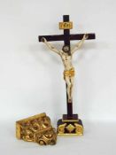 Standkreuz mit KonsoleHolz, geschnitzt, neuer farbig gefasst und vergoldet, Deutsch 19. Jahrhundert,