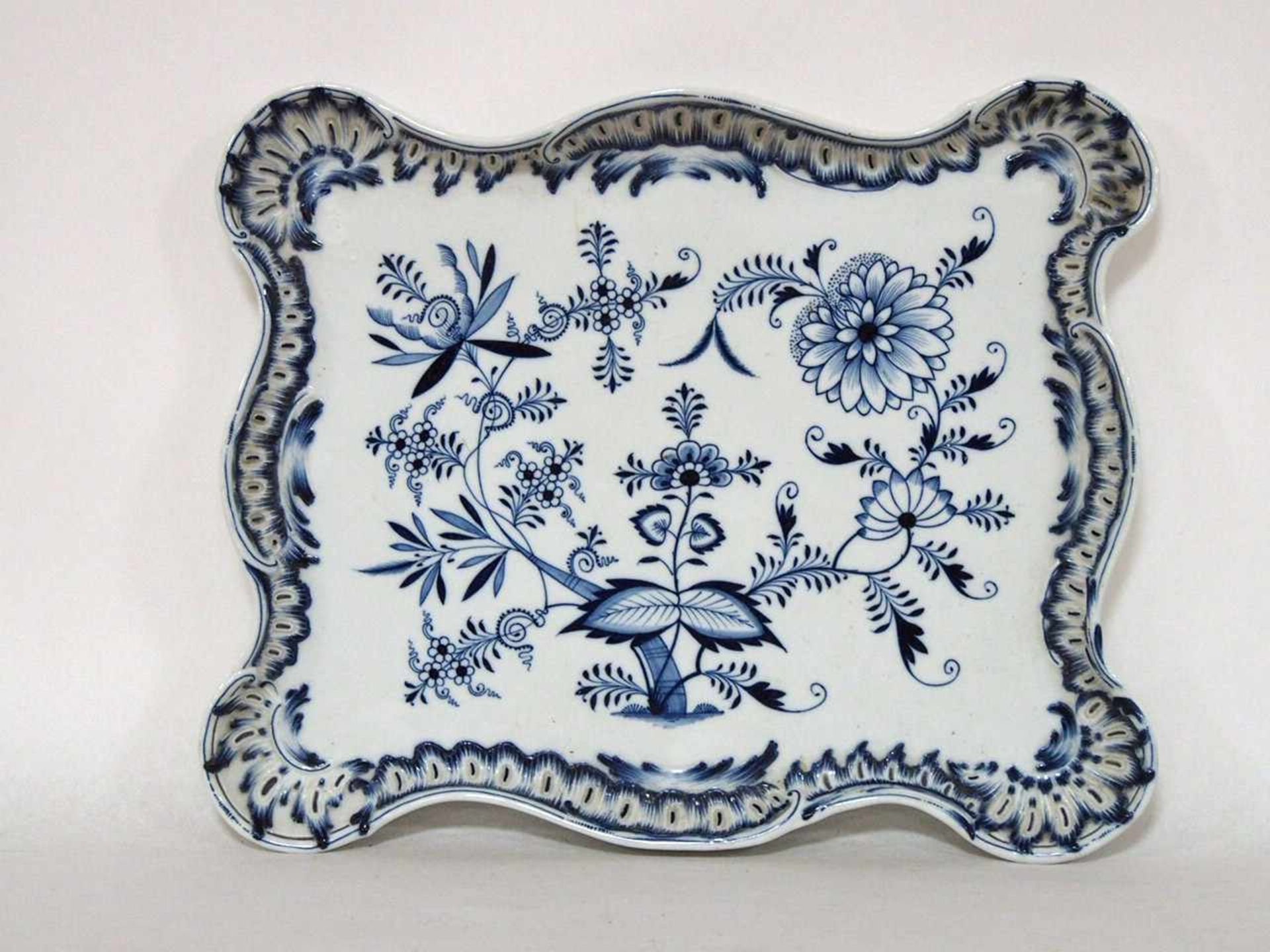 Tablett mit mehrpassigen RandPorzellan, Meissen 19. Jahrhundert, Dekor Zwiebelmuster, 37 x 44