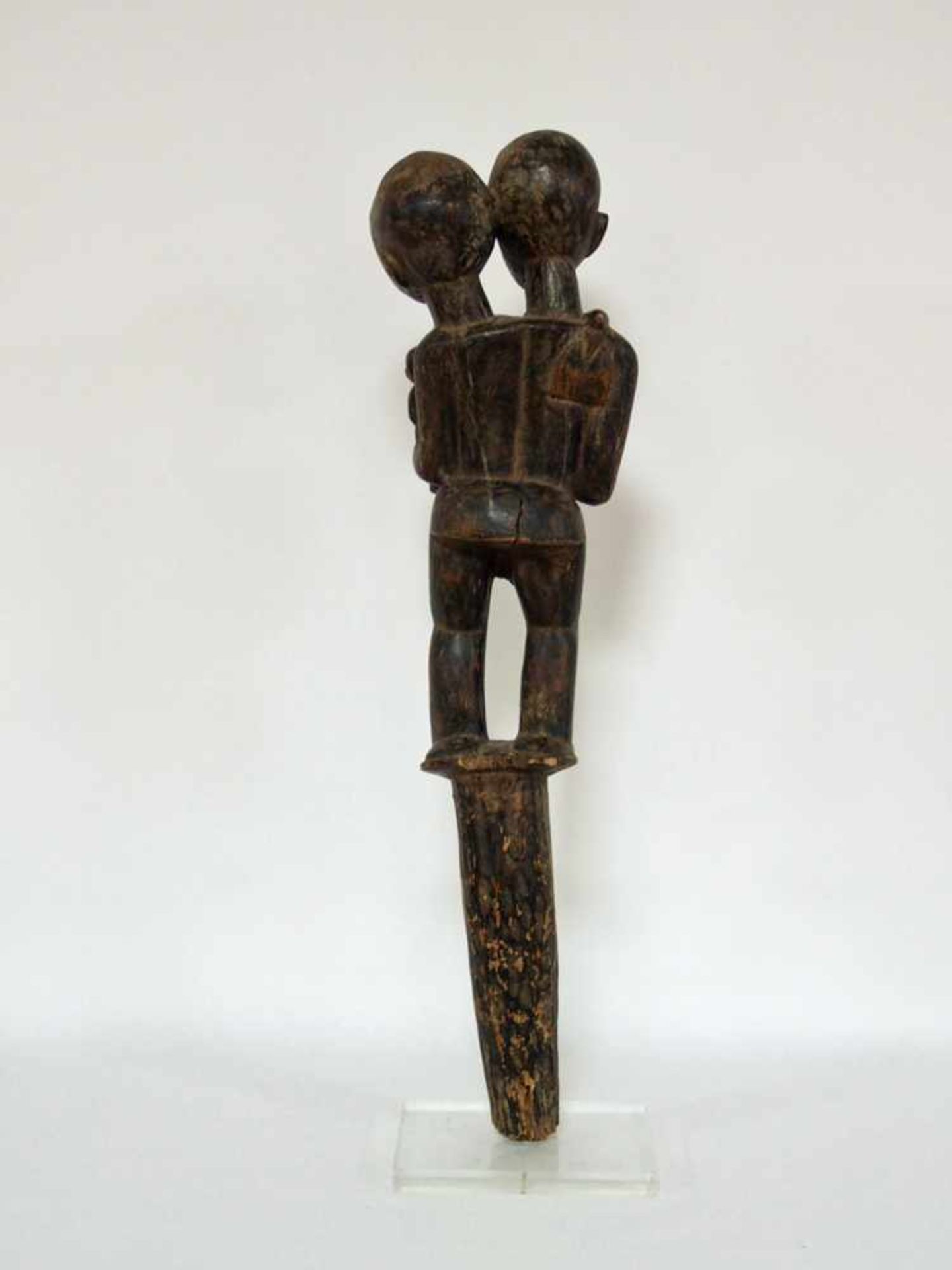 Stab mit ZwillingsfigurHolz, geschnitzt, Dogon, Mali, 1. Hälfte 20. Jahrhundert, Höhe 94 cm- - -25. - Bild 3 aus 3
