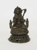 Thronender Buddha mit zwei AssistenzfigurenBronze, am Hinterkopf Aussparung mit Einlage aus