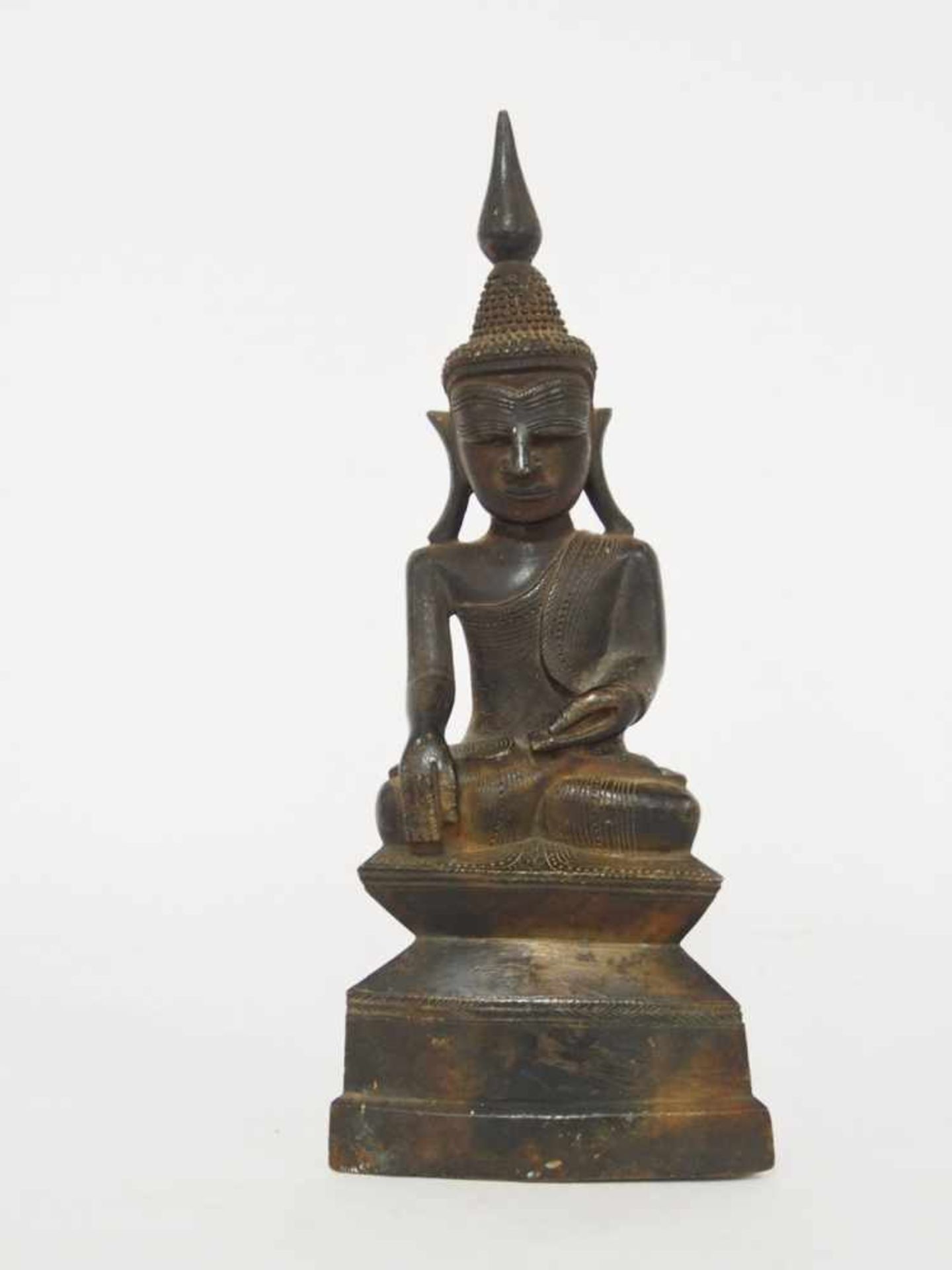 Thronender Buddha auf SanduhrthronBronze, Höhe 22,5 cm, Burma 18./19. Jahrhundert- - -25.00 %