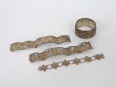 Konvolut SilberschmuckIrak 20. Jahrhundert, 3 Armbänder, Länge 18 cm, 1 Armreif, Durchmesser 6 cm,