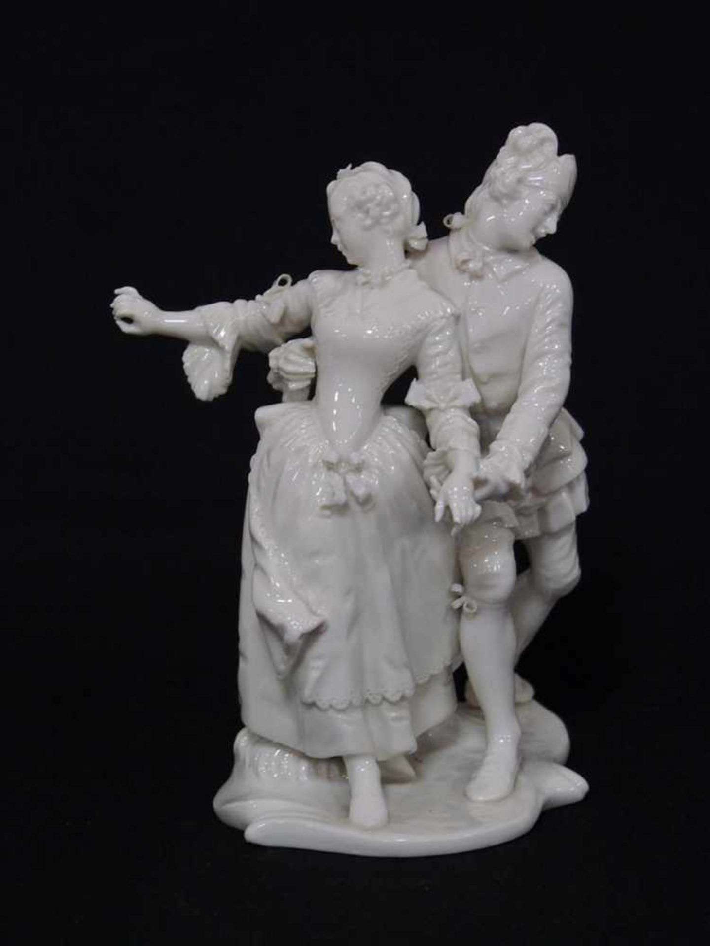 Galantes PaarPorzellan, Nymphenburg, Modellnr. 549, Höhe 17 cm (ein Finger der Dame fehlt, eine