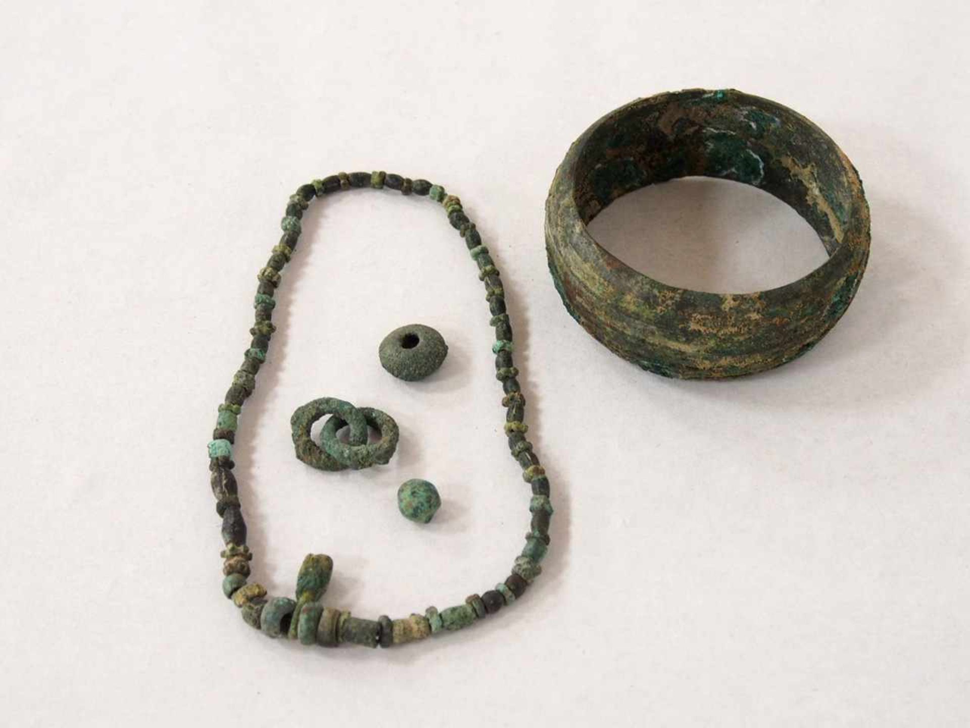 SchmuckhortfundBronze, Nigerbogen, Mali 18. / 19. Jahrhundert; bestehend aus: Armreif, Gliederkette, - Bild 2 aus 2