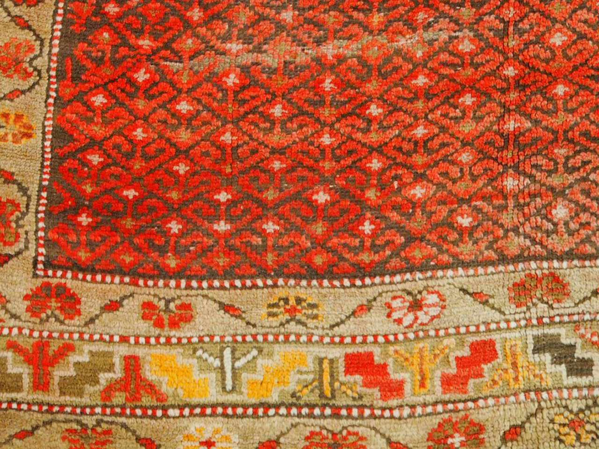 Teppich Samarkand, um 1920, 370 x 210 cm, Zustand C/D- - -25.00 % buyer's premium on the hammer - Bild 2 aus 3