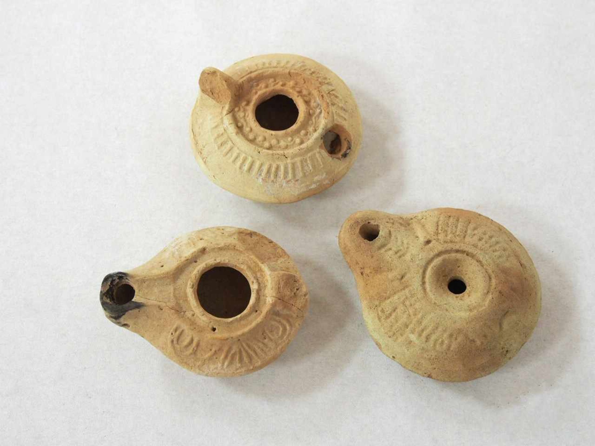 Drei ÖllampenFroschlampe, Ton, Ägypten 4.-5. Jh. n. Chr.; 2 Öllampen, Römisch, Östlicher