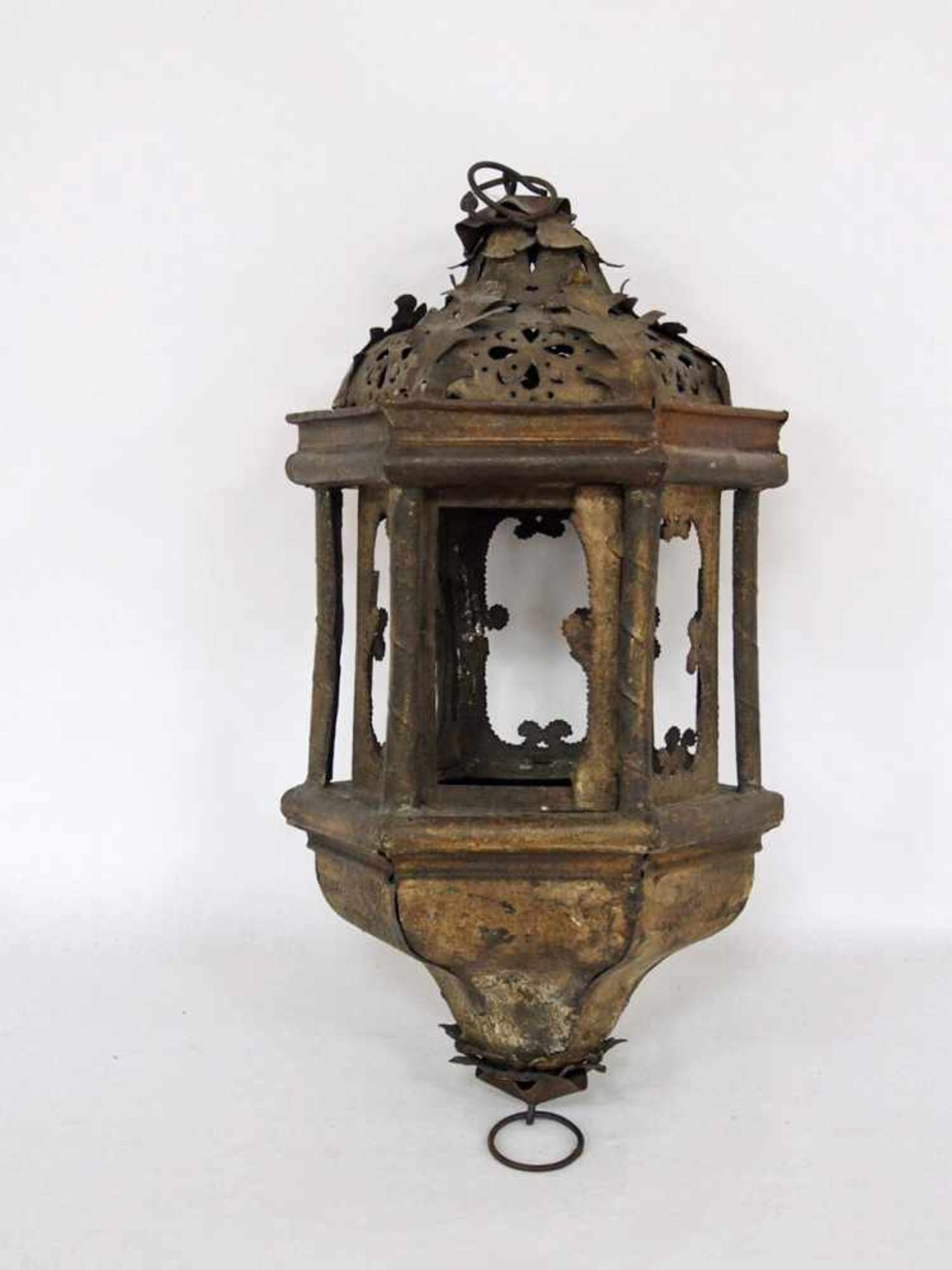 HoflampeEisenblech, Reste von Vergoldung und farbiger Fassung, Frankreich 19. Jahrhundert, Höhe 60