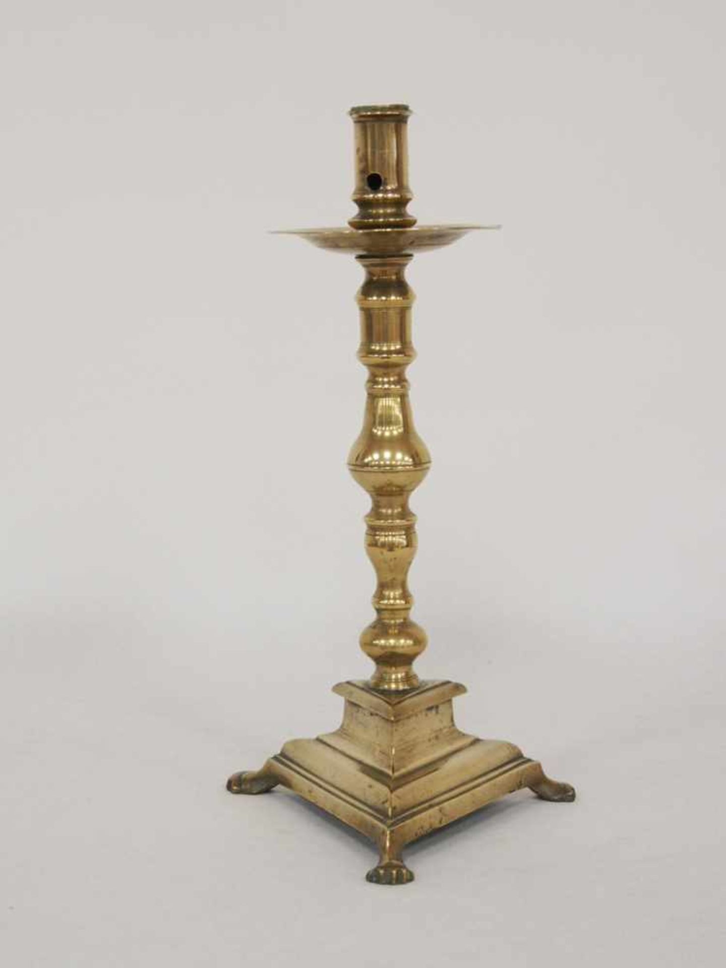 Kerzenleuchter mit TatzenfüssenMessing, Höhe 33 cm, Deutsch 17. Jahrhundert- - -25.00 % buyer's