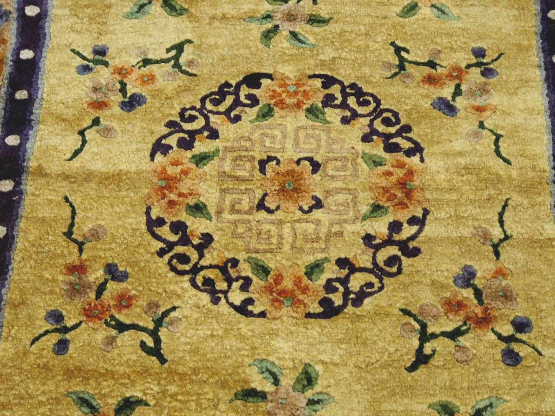 Teppich, China, Seide, um 1920, 180 x 126 cm, Zustand B- - -25.00 % buyer's premium on the hammer - Bild 3 aus 4