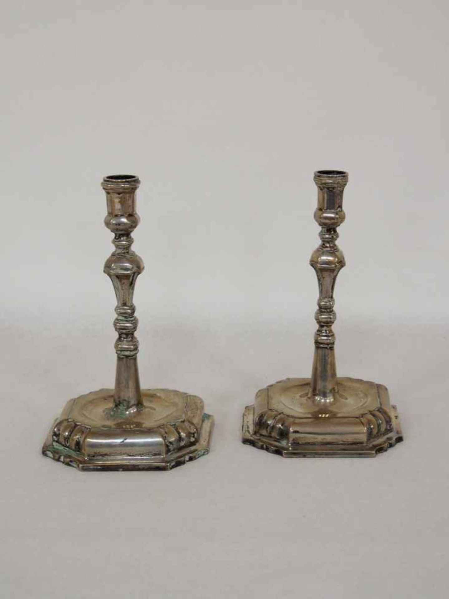 Paar KerzenleuchterSilber, Stadtmarke, Meistermarke HN, Höhe 20 cm, Gewicht 550 g, Nürnberg 18.