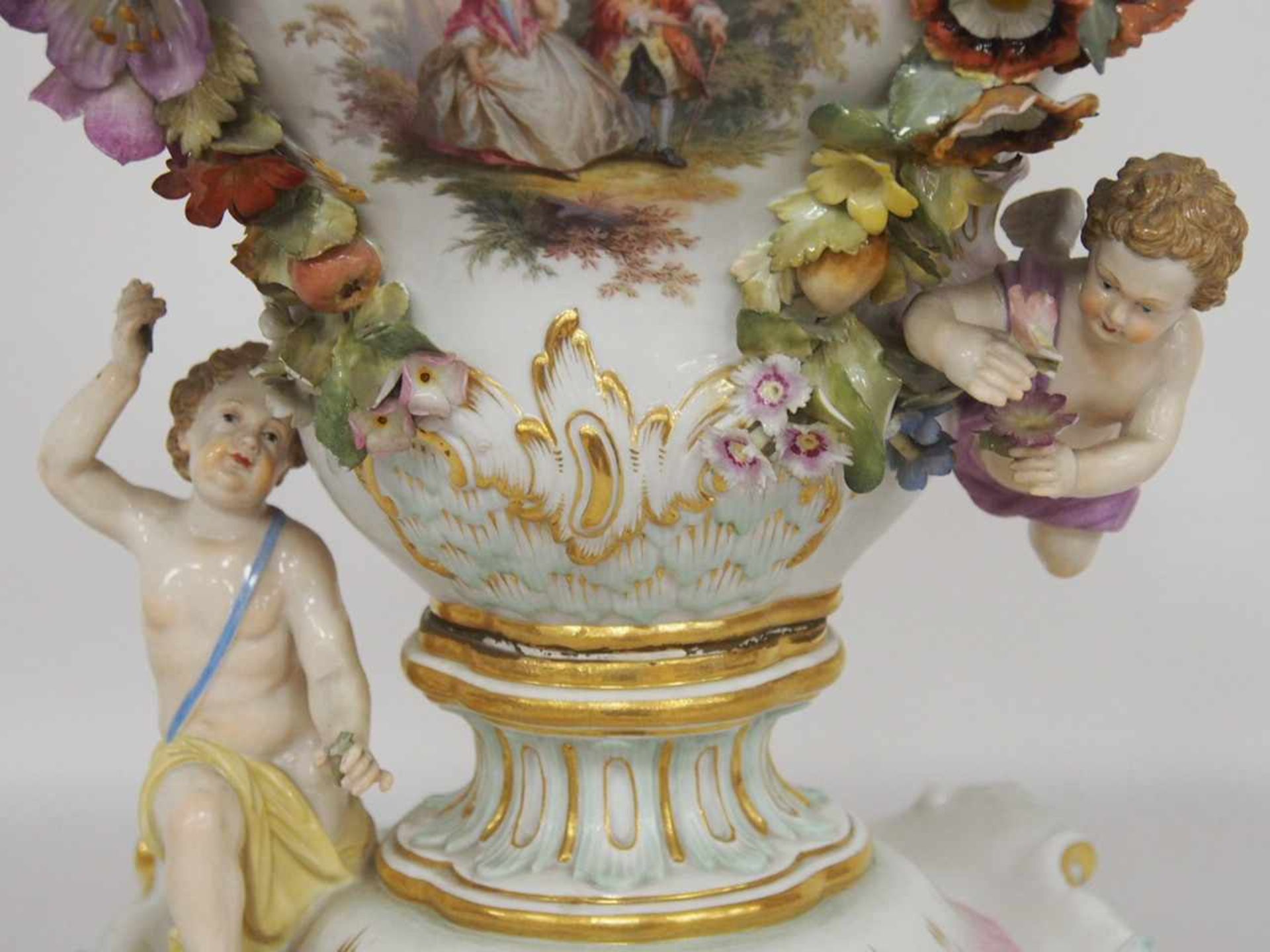 Potpourri-Vase auf SockelPorzellan, bemalt, partiell vergoldet, Meissen 19. Jahrhundert, Modellnr. - Bild 3 aus 8