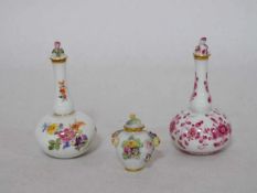 Drei FlakonsPorzellan, Meissen 19. Jahrhundert, Höhe bis zu 8,5 cm- - -25.00 % buyer's premium on