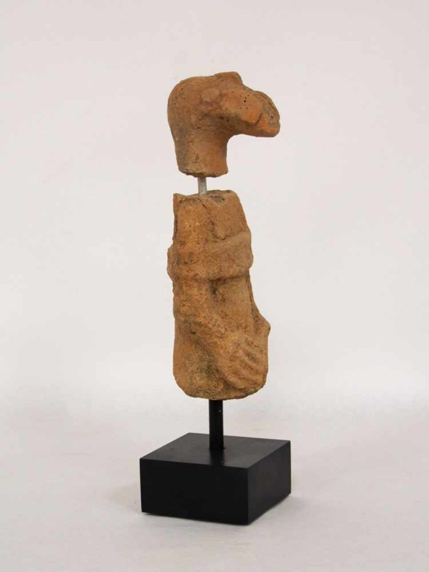 Torso einer weiblichen Figur mit Brustband und OhrschmuckBankoni, Mali 12.-19. Jahrhundert, Höhe - Bild 2 aus 2