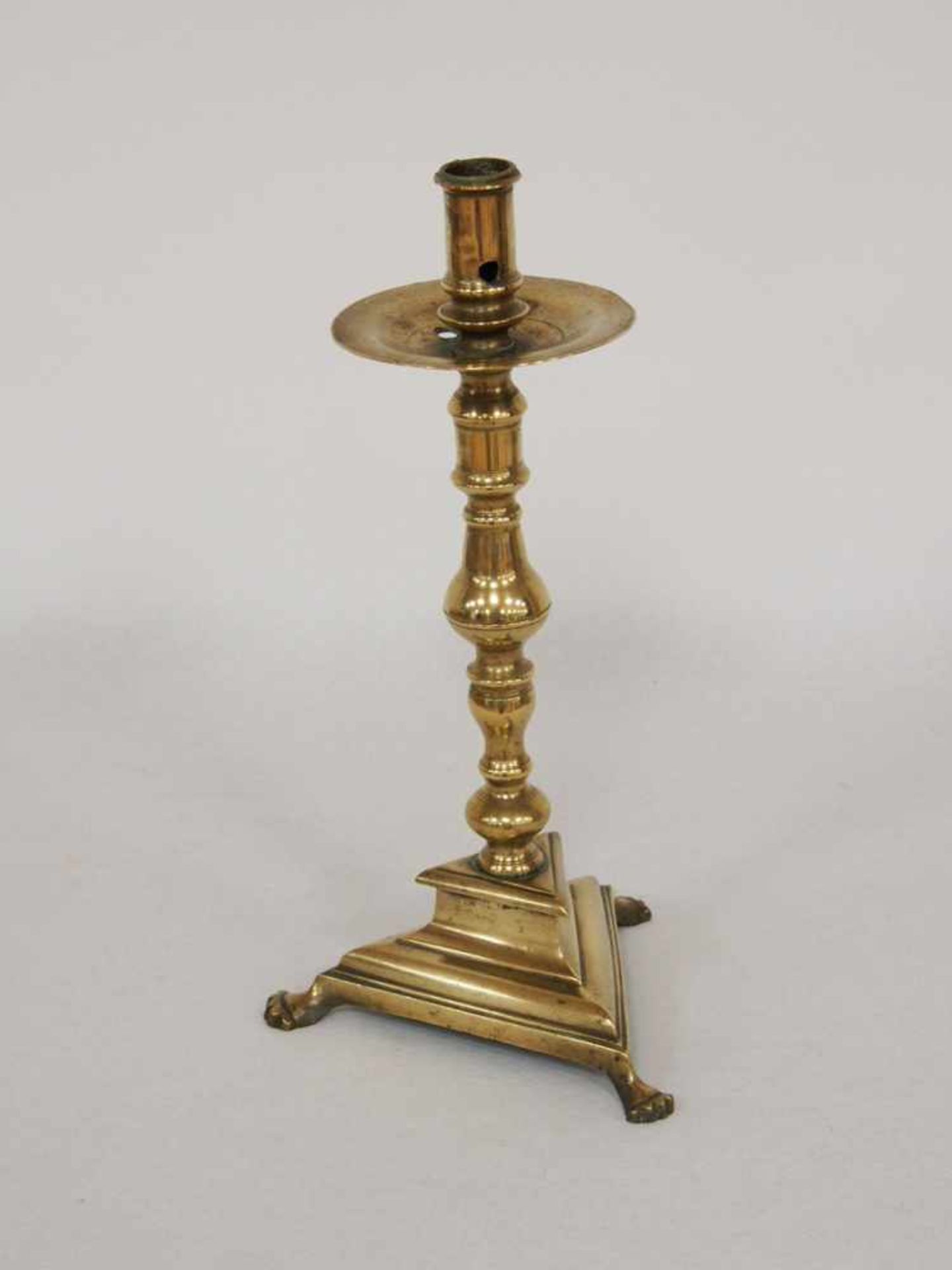 Kerzenleuchter mit TatzenfüssenMessing, Höhe 33 cm, Deutsch 17. Jahrhundert- - -25.00 % buyer's - Bild 2 aus 2