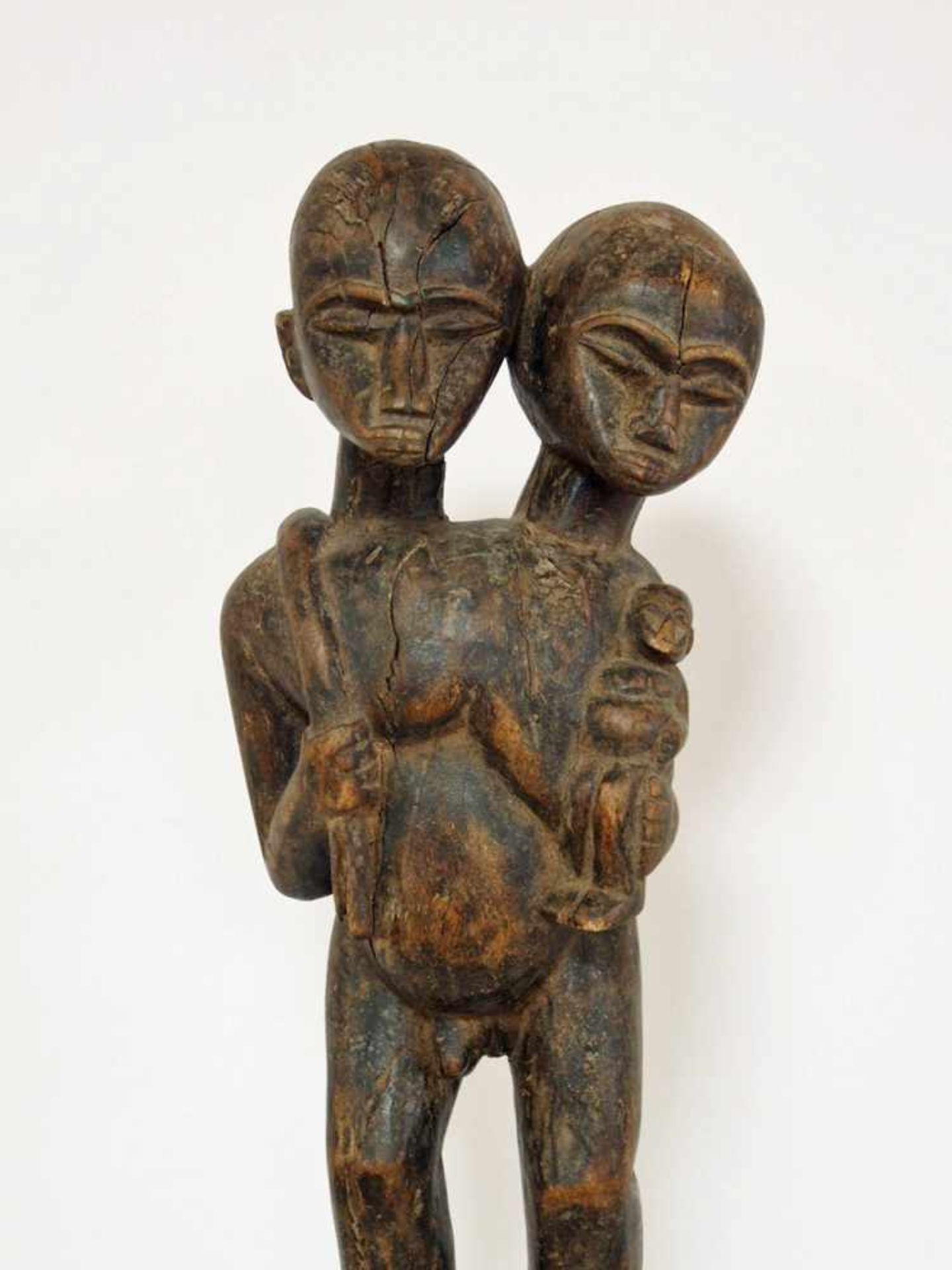Stab mit ZwillingsfigurHolz, geschnitzt, Dogon, Mali, 1. Hälfte 20. Jahrhundert, Höhe 94 cm- - -25. - Bild 2 aus 3