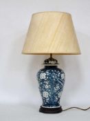 Deckelvase als Lampe montiertPorzellan, blau weiße Blumenmalerei, China, um 1920, Höhe 40 cm (ohne