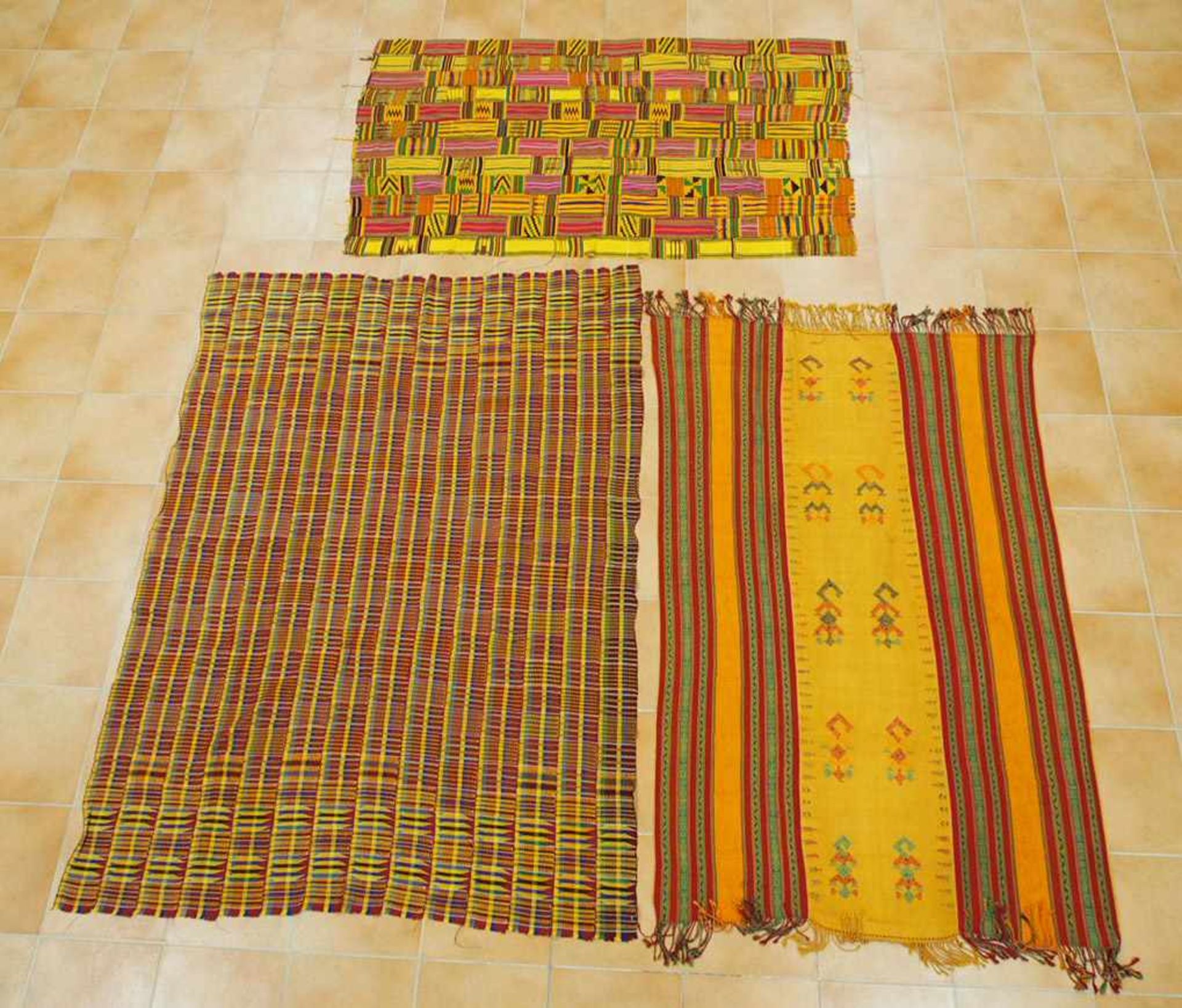 Drei Webtücherkente, Ghana 20. Jahrhundert, 192 x 142 cm, Zustand B- - -25.00 % buyer's premium on
