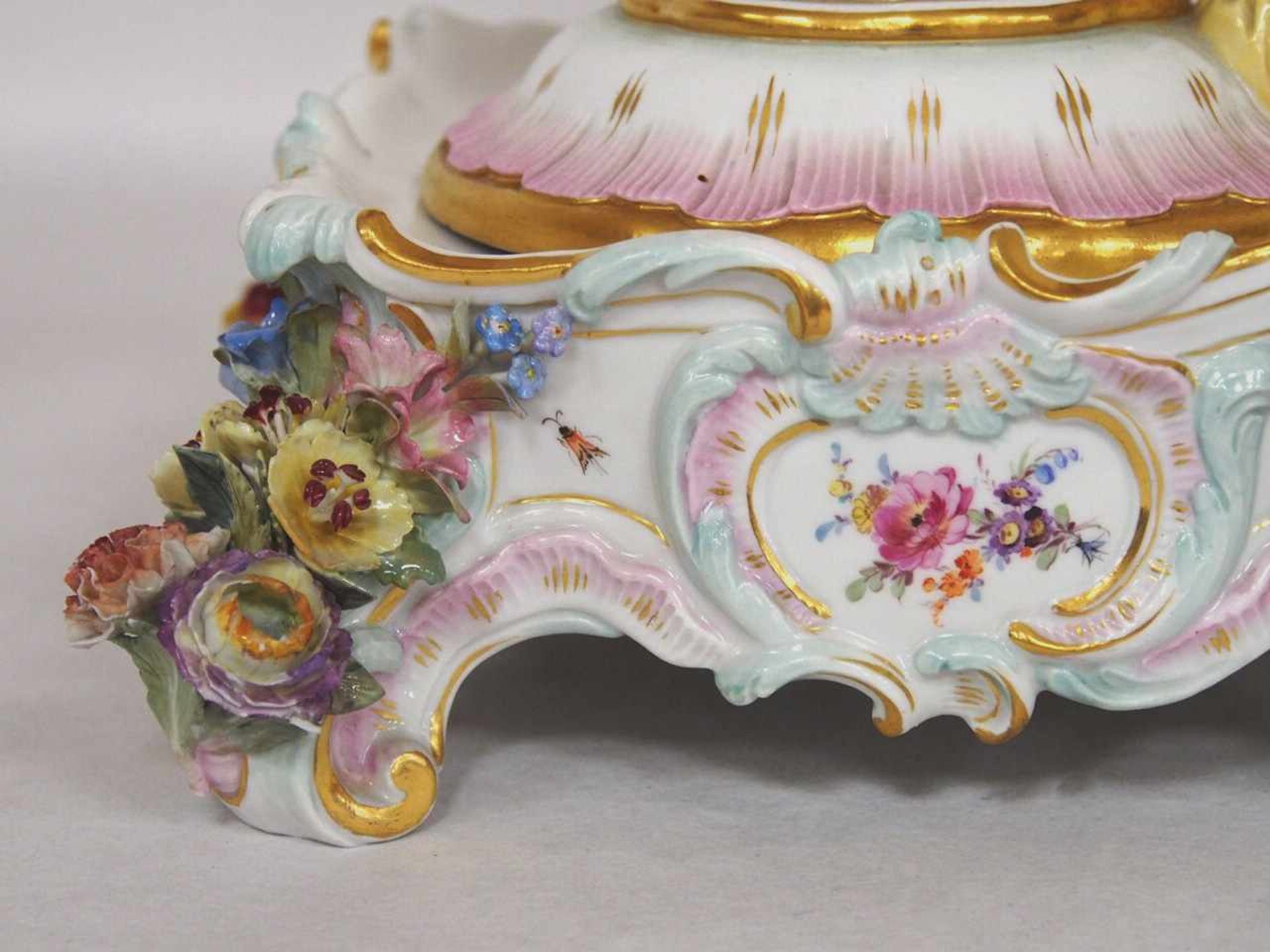 Potpourri-Vase auf SockelPorzellan, bemalt, partiell vergoldet, Meissen 19. Jahrhundert, Modellnr. - Bild 6 aus 8