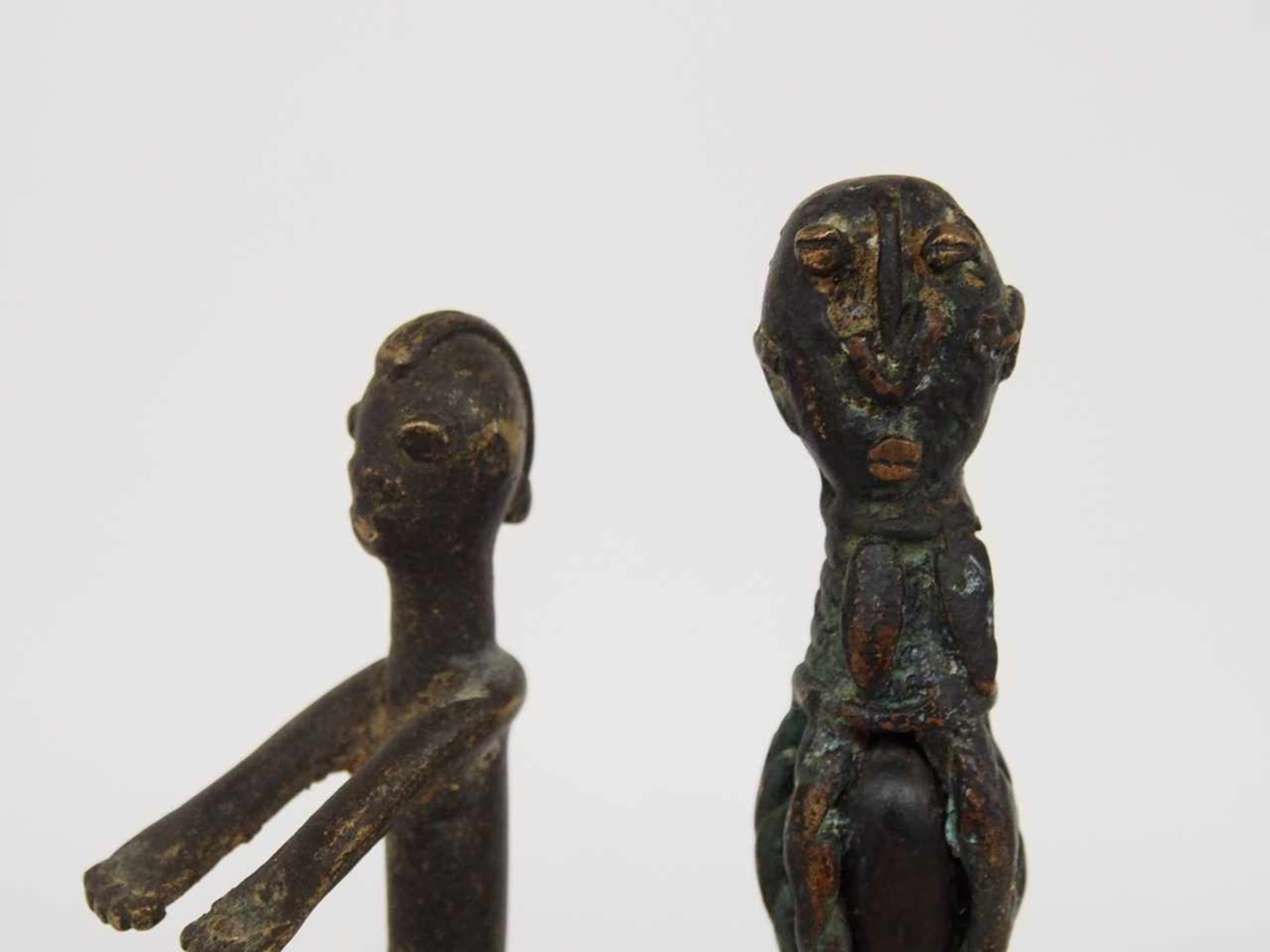 Weibliche und männliche VotivfigurBronze (mit umfassten Stein [1x]), Höhe 12 cm bzw. 13 cm (ohne - Bild 3 aus 3