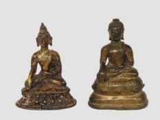 Zwei thronende BuddhafigurenBronze, Tibet 19. Jahrhundert, Höhe bis zu 11 cm- - -25.00 % buyer's