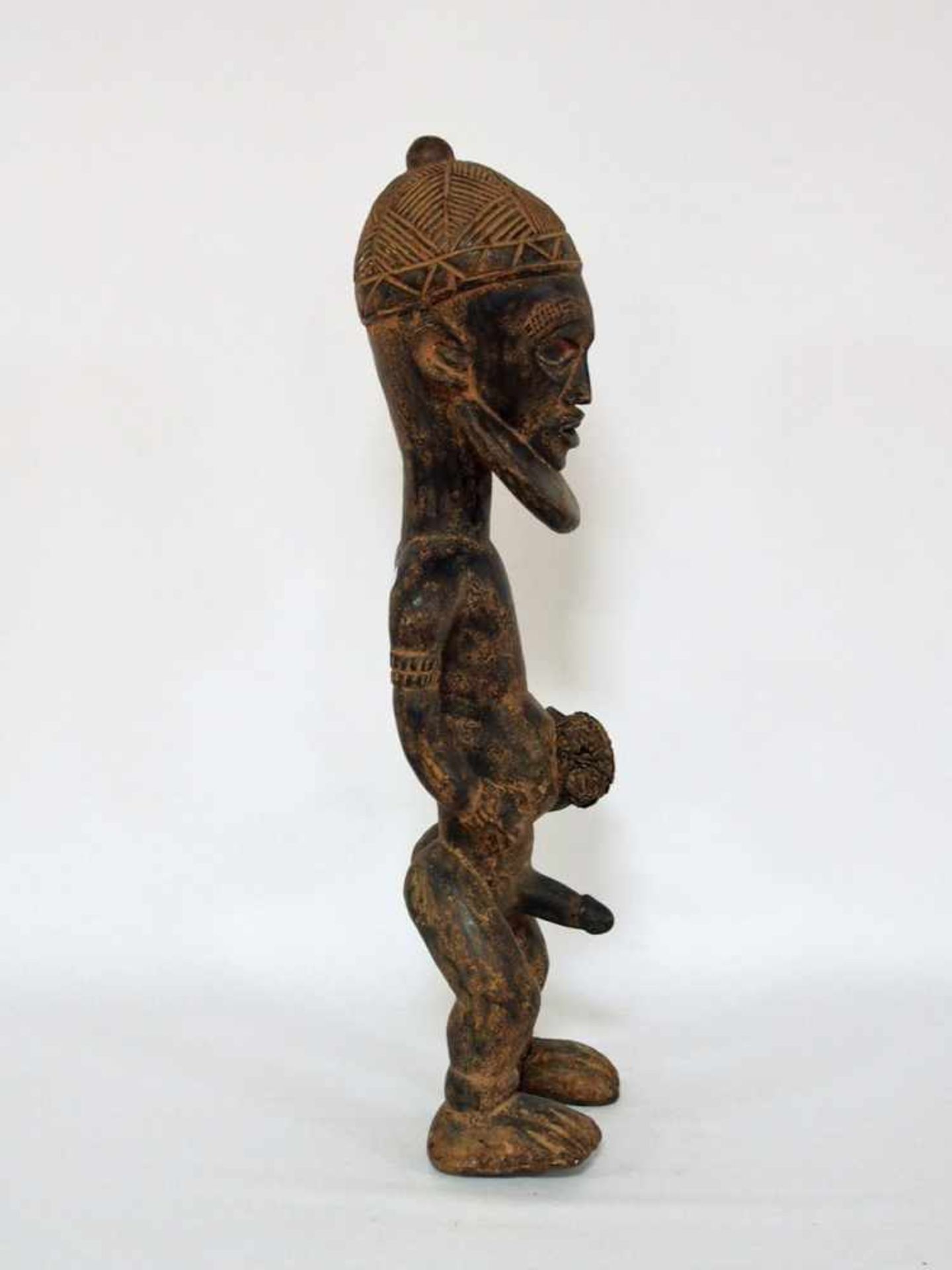 Männliche FetischfigurHolz, geschnitzt, schwarz gefasst, Hanfstricke, Bakongo, Kongo 20. - Bild 2 aus 2