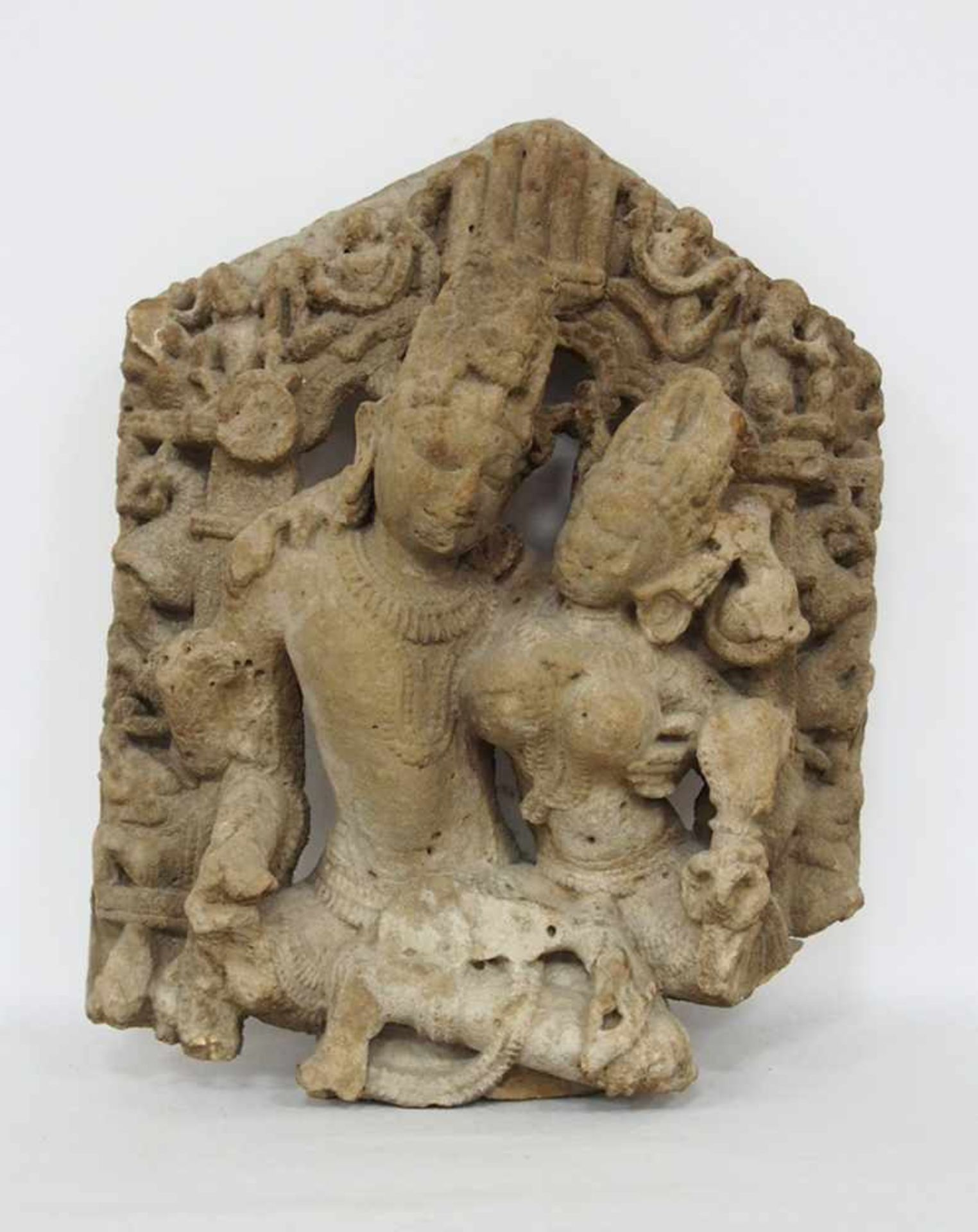 Stelenfragment "Thronender Vishnu und seine Gemahlin"Sandstein, durchbrochen gearbeitet, 46 x 34 cm,