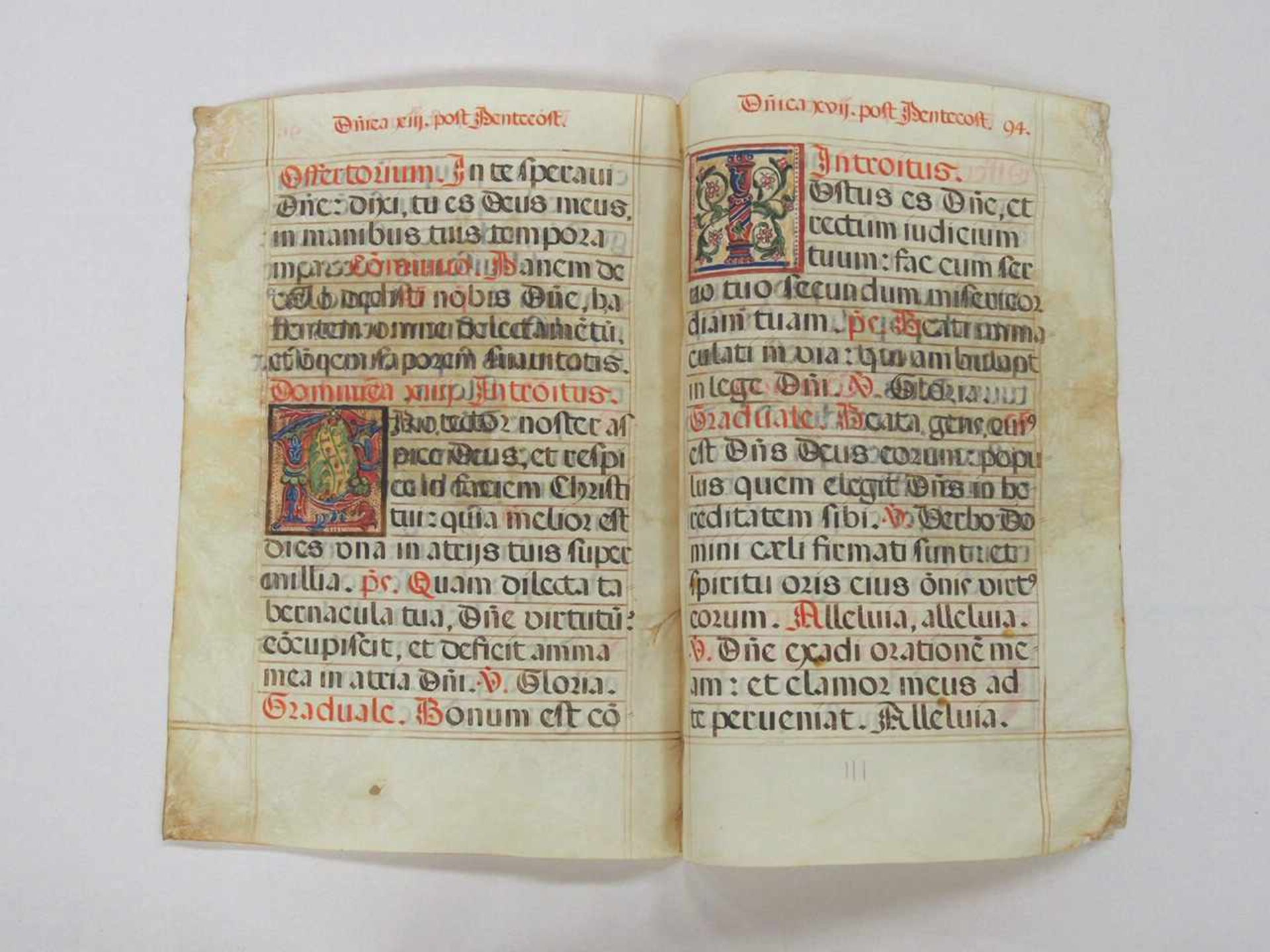 Zwei Blatt eines Gradualezweifarbige Handschrift auf Pergament, 3 Vignetten in Tempera, 57 x 40