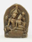 Kleiner Schrein mit Vishnu und seiner GemahlinStein, zweizeilige Sanskrit-Inschrift, Höhe 43 cm,