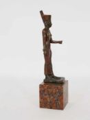 Statuette der Göttin NeithBronze, Ägypten, Spätzeit 7.-3. Jahrhundert v. Chr., Höhe ohne Sockel 17