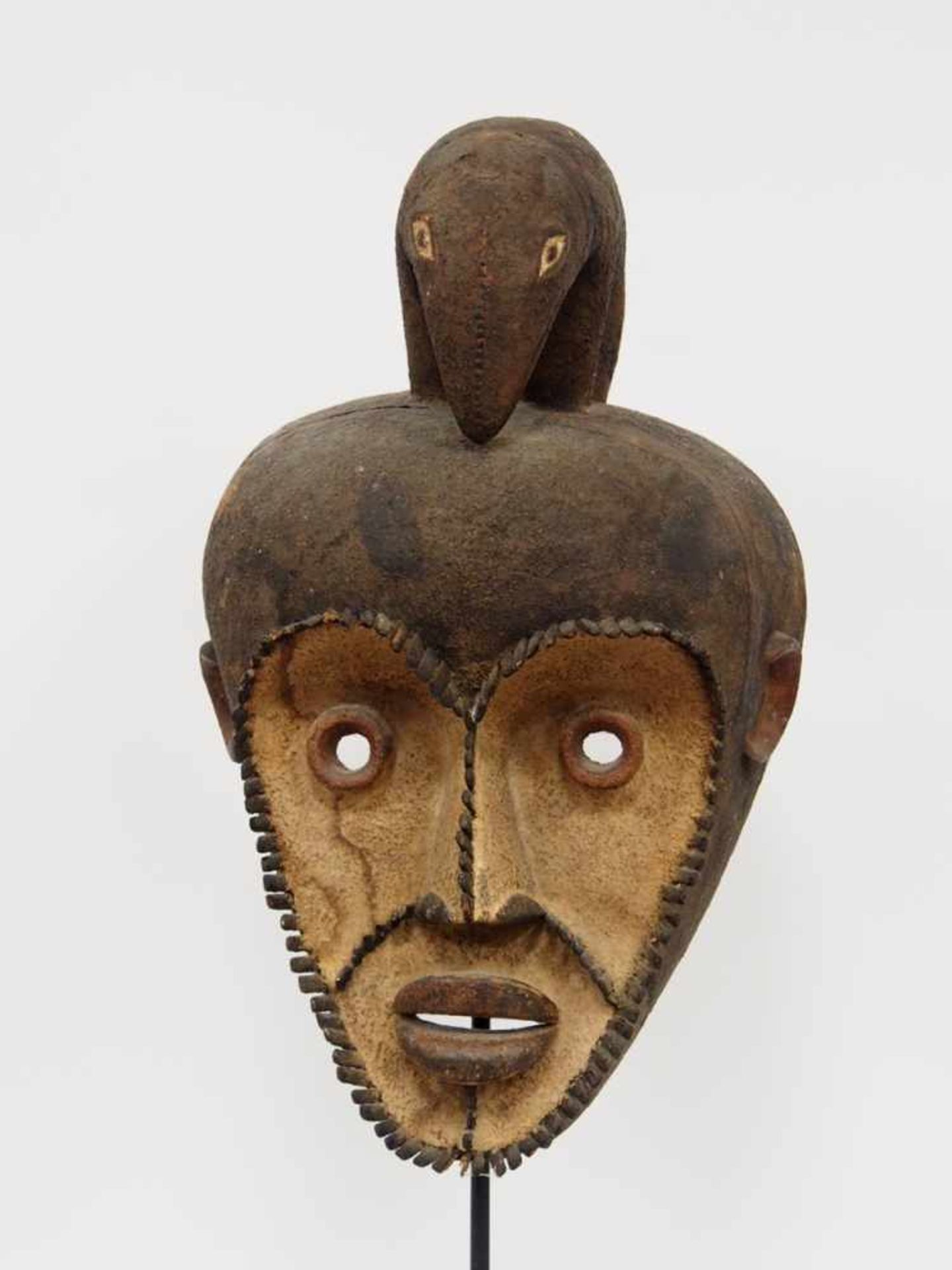 TanzmaskeHolz, geschnitzt, farbig gefasst, Höhe 47 cm (ohne Aufsteller), Mambila, Nigeria, wohl,