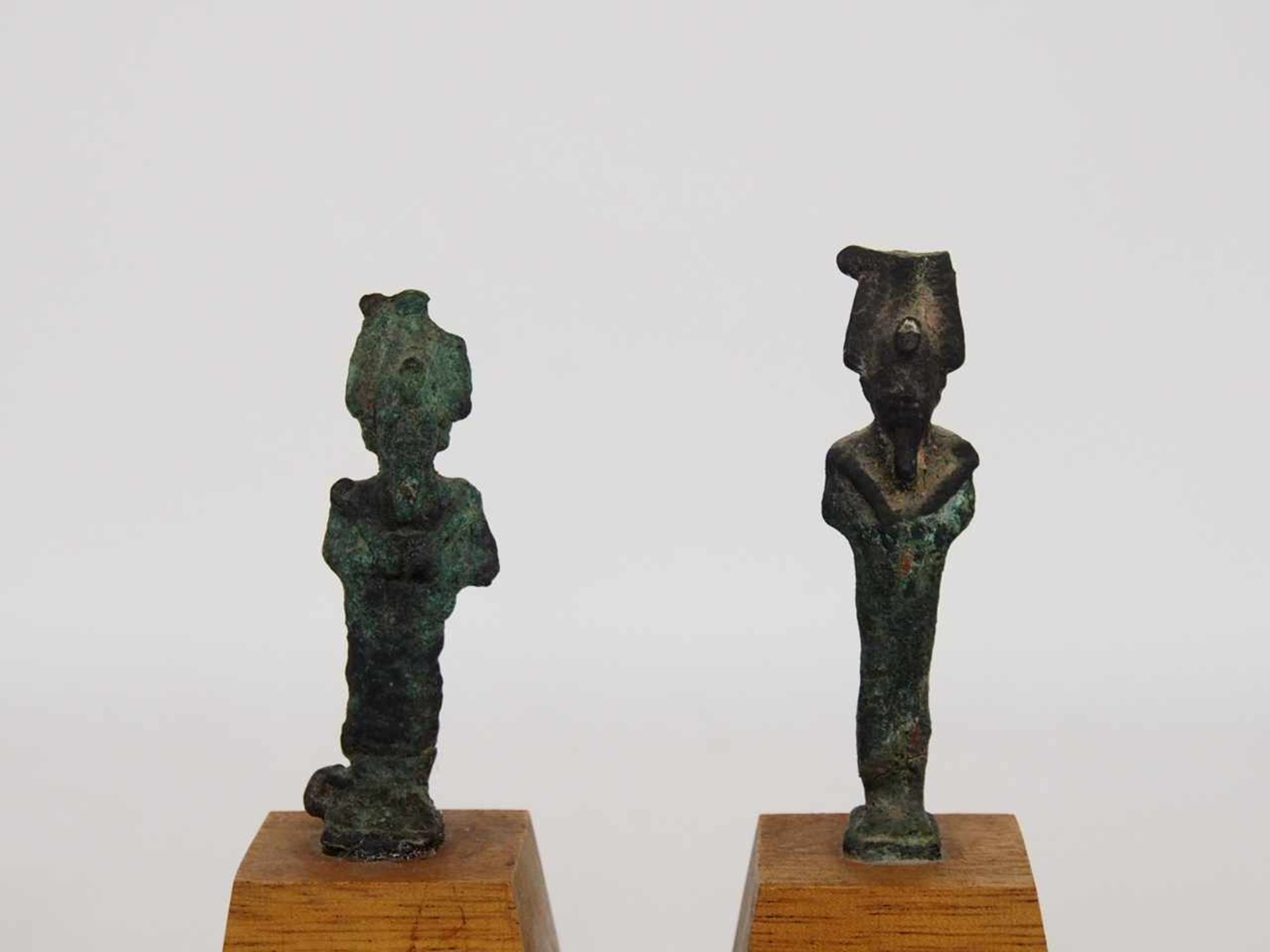 Zwei Statuetten des Gottes Osiris mit Atef-KroneBronze, einmal mit Anhängervorrichtung, Ägypten,